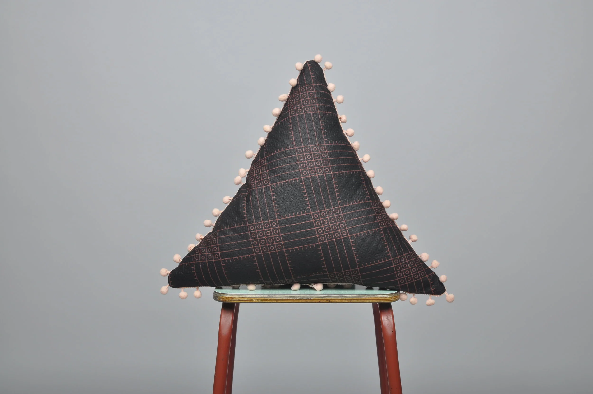 Triagonal triage : O's + X's poms