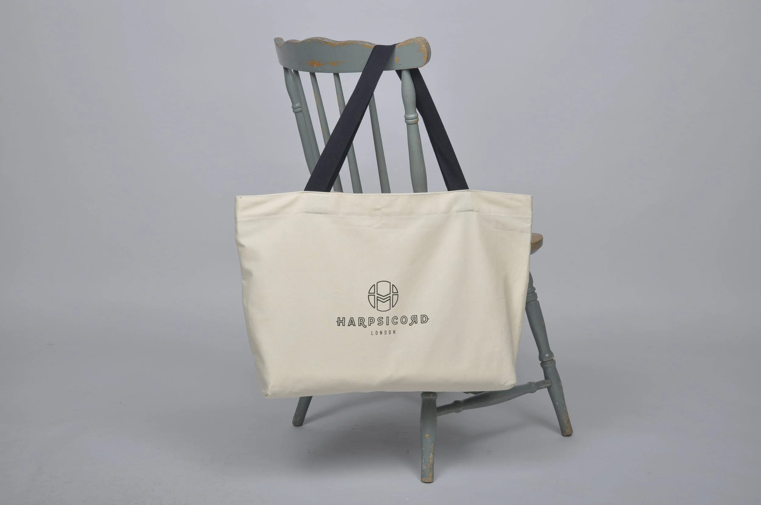 Large arm candy : Achromatic 