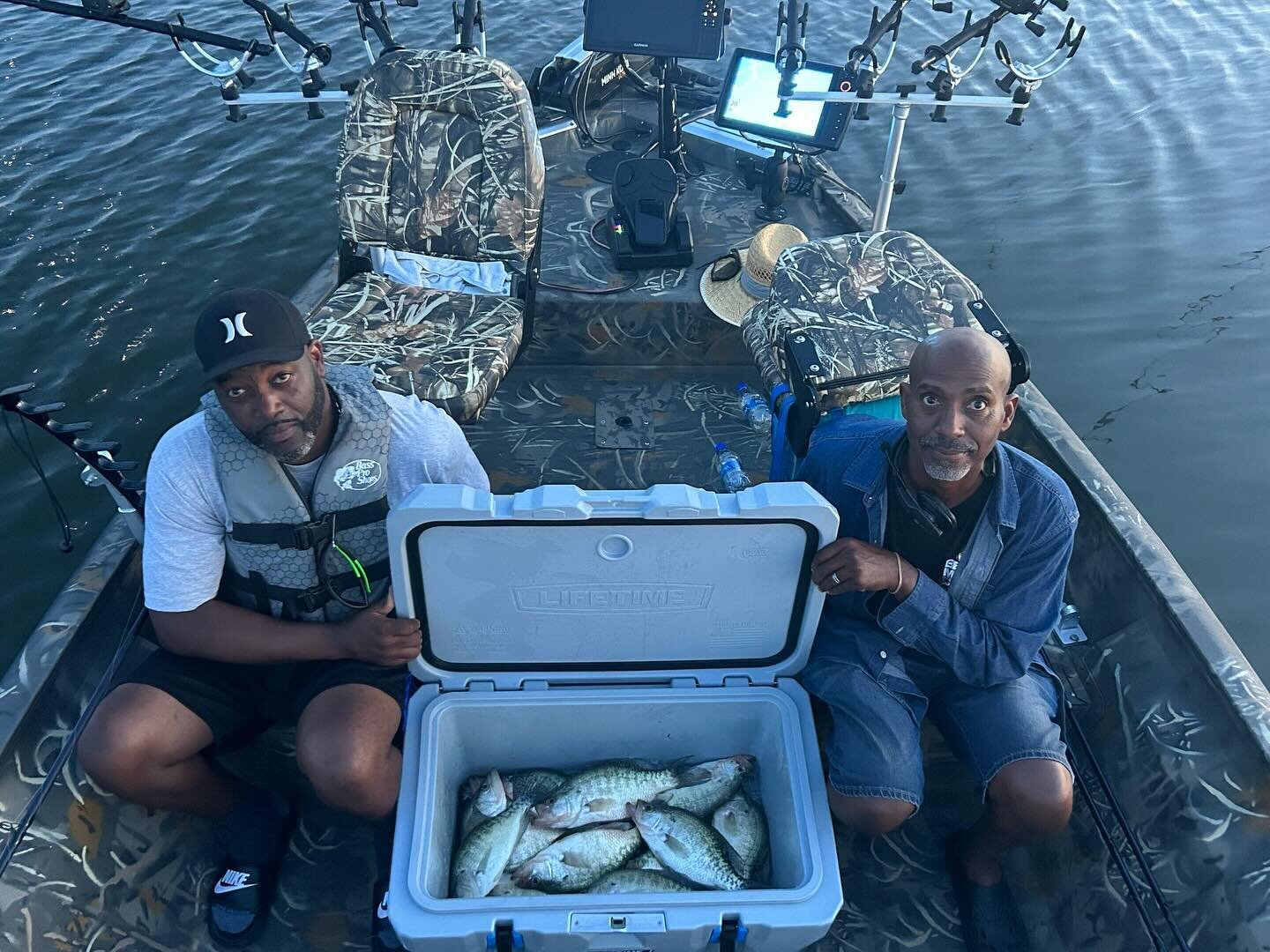 Always a great day when OG clients and fishing buddies come out! Thanks for putting them on fish Capt. Kirby! #bartonoutfitters #littleqranch #franklinfishingtours #jigsbyjay #tinyshandtiedhairjigs