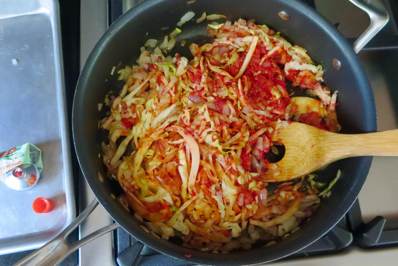 spicy_tomato_pasta_withcabbage.jpg