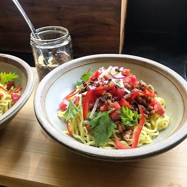 Chilled miso pork noodles with schezwan pepper and ginger oil 🌿 Trying our new spices 🤓🍺