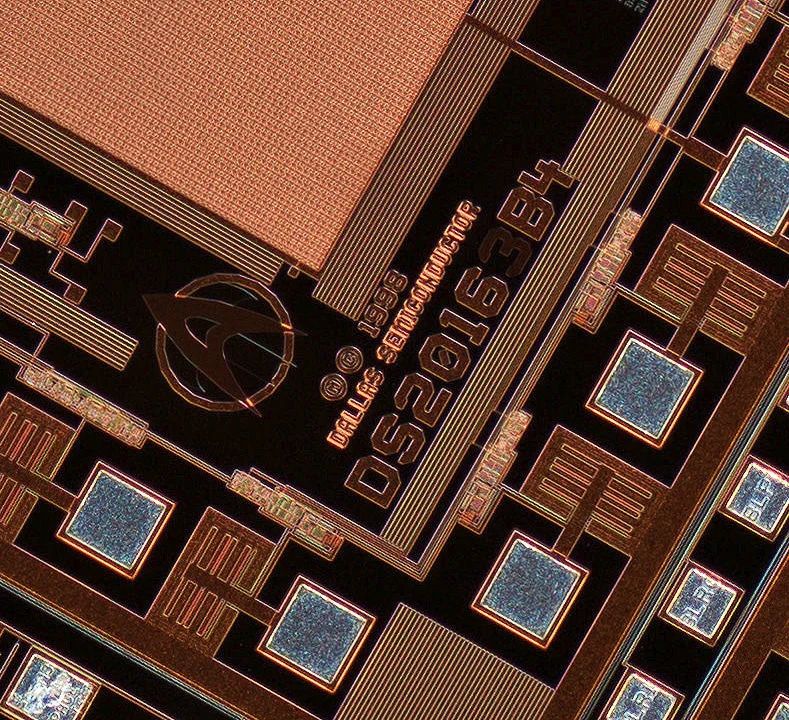 100% view corner crop.