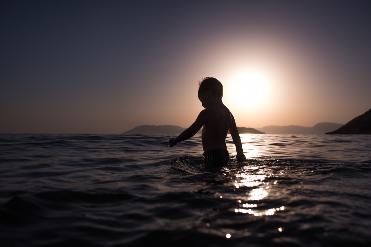 child_bathing_ocean_sea_silhouette_backlight_evening_sunset-846231.jpg!d.jpg