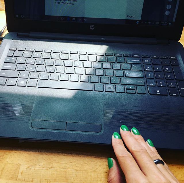 Green nails at Green Sky. #greenskybookkeeping #accounting #thinkgreen #womanownedbusiness #bookkeeping