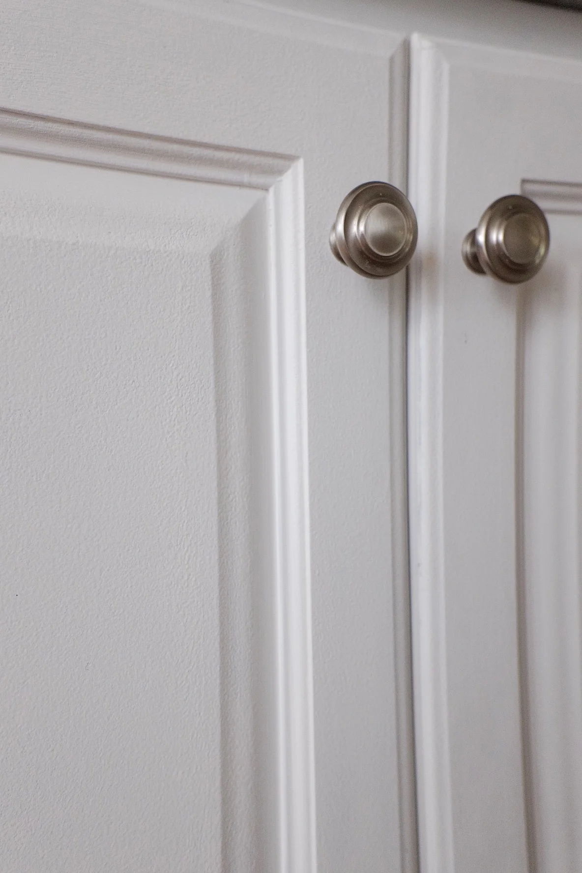 Chalk painting cabinets with Annie Sloan - Pure White. Notice how smooth the finish is!