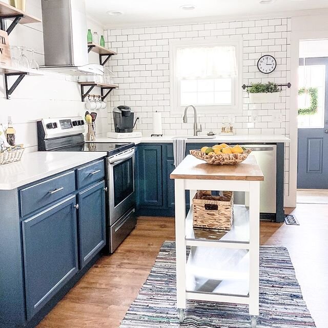 Same kitchen...different colored cabinets. 🔹🔹🔹
.
.
Hello friends! Do you remember when I painted these kitchen cabinets at the bungalow Airbnb? It&rsquo;s been a year since I changed them up and so far, they&rsquo;re holding up great! I&rsquo;ll s