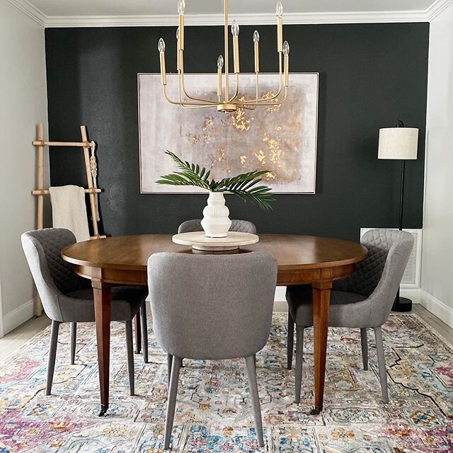 Well....we did a little change-a-roo in the dining room here at the FL Airbnb. What do you think of this table we found at a local thrift store? Any guesses on what we paid for it?🙋&zwj;♀️
.
.
Table: Thrift Store find
Chairs: @roomstogo outlet
Rug: 