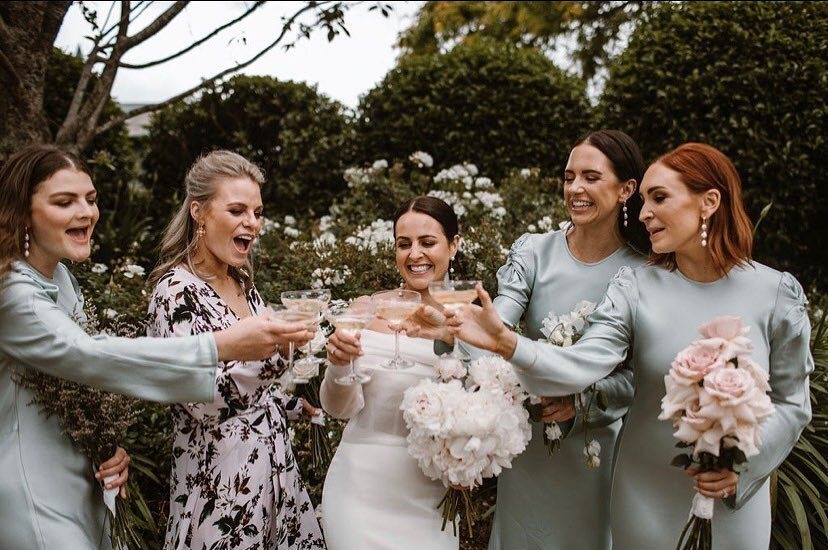 Kaitlyn and her gorgeous bridesmaids, killer dress colours ✨