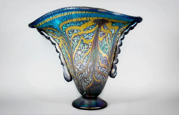 Green shoulder vase with mango veining