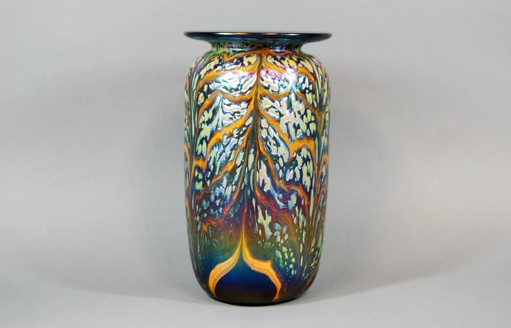 Medium green vase with mango veining