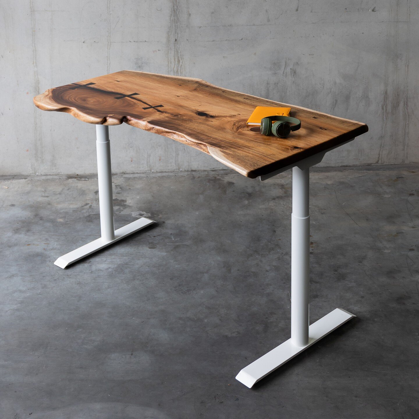 Feel the warmth of #liveedge timber desks by #weareminimal. This desktop was reclaimed from a fallen #blackwood tree here in Victoria. Combined with our super stable dual motor sit stand system, this is a dream work from home setup. 

A smarter way t