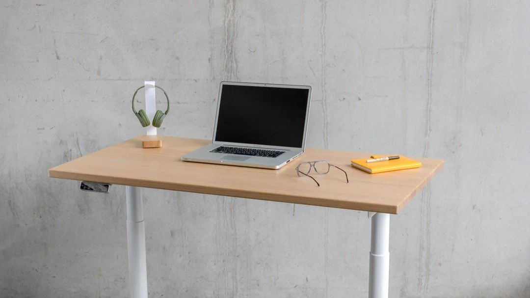 Moov Native, Our best seller now on Sale! Prices from $1350. #tasmanianoak #desktop #australianmade #standingdesk #ergonomics #minimaldesksetup #dualmotordesk