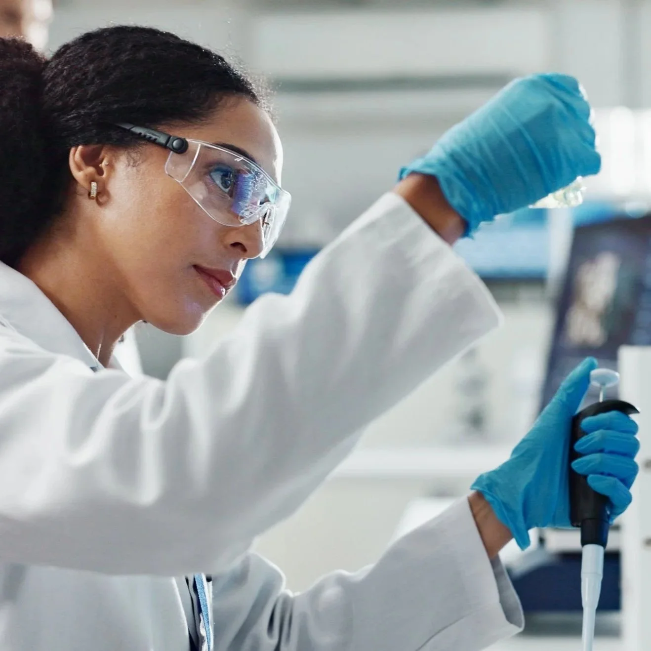 Woman_with_pipette_in_wetlab.jpg