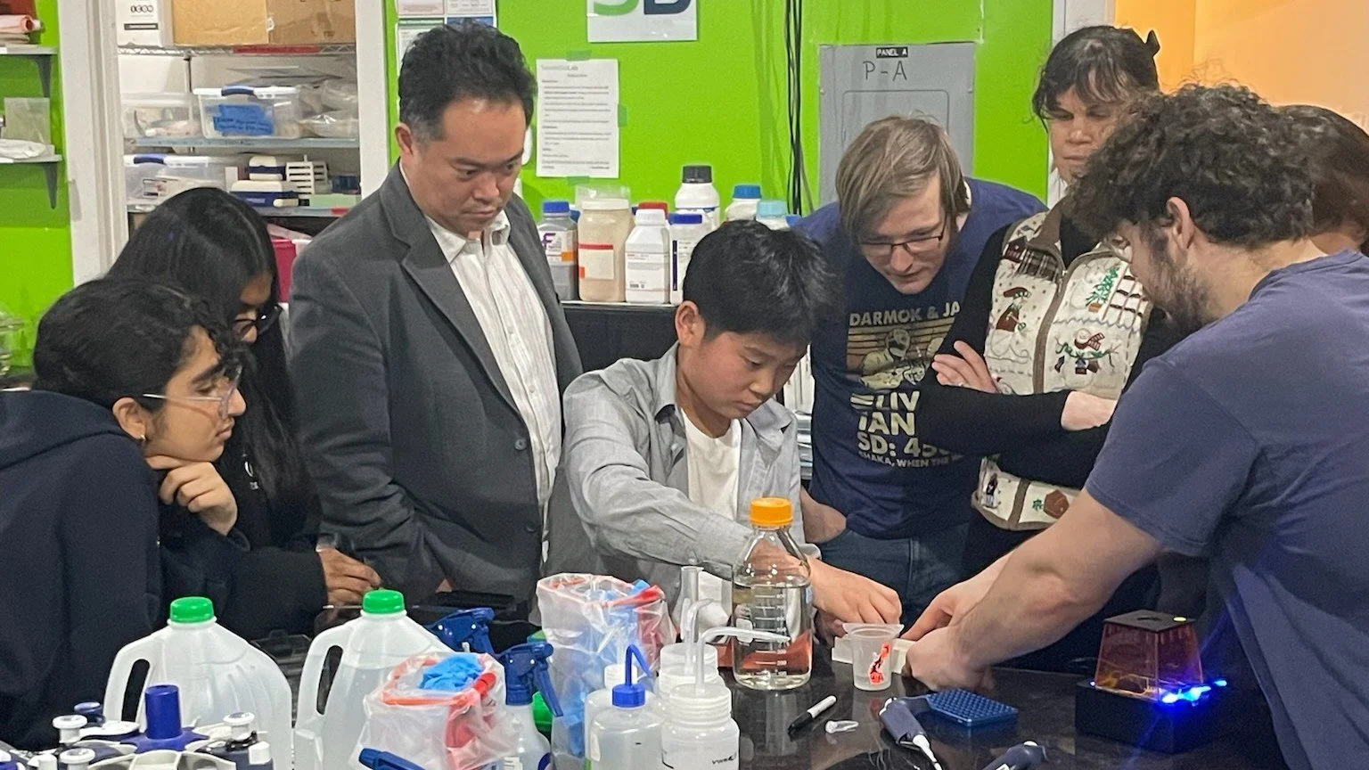 Students preparing gel for electrophoresis at SoundBio Lab's Intro to PCR workshop