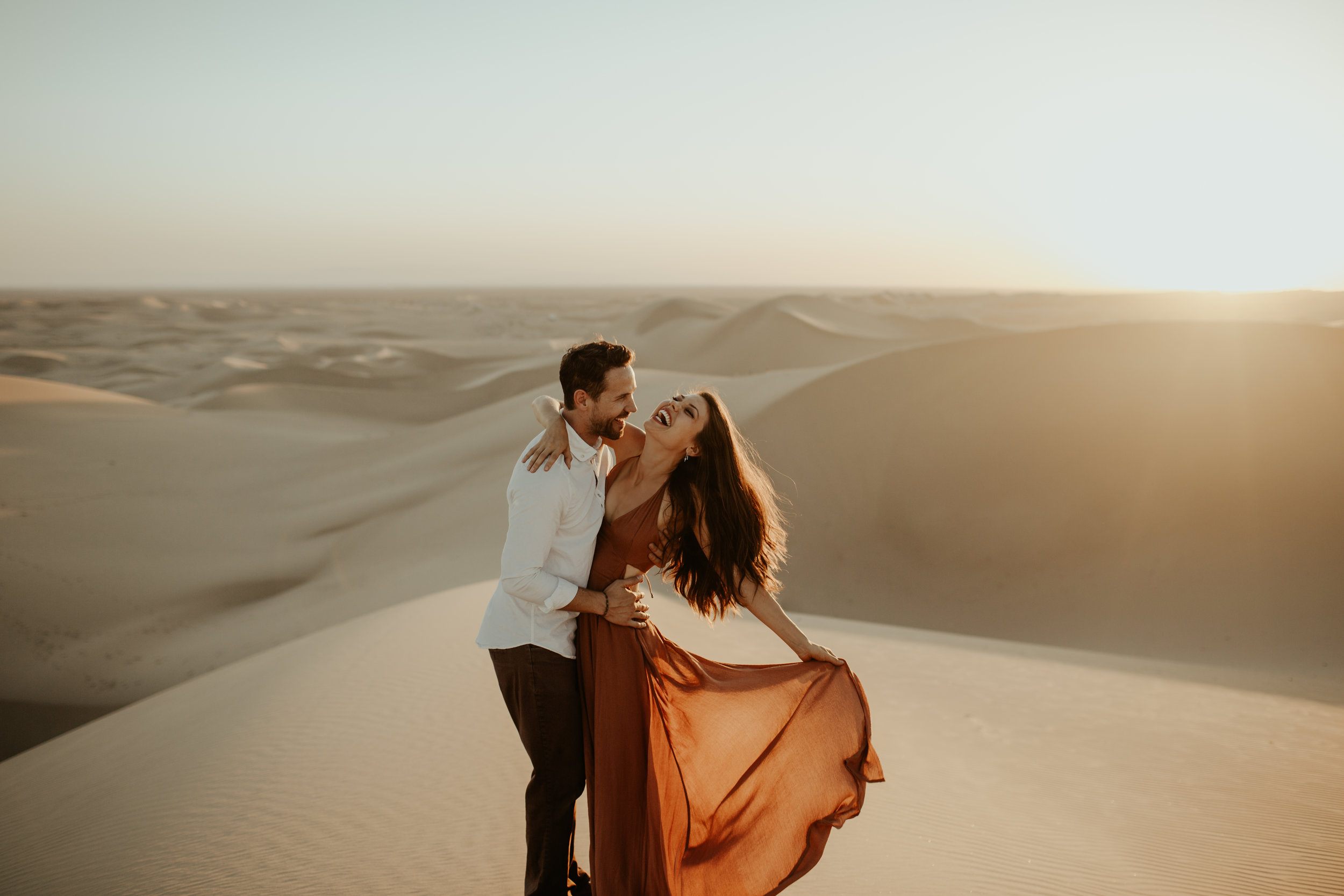 Девушка т мужа. Романтика в пустыне. Влюбленные в пустыне. Фотосессия в пустыне. Красивые пары.