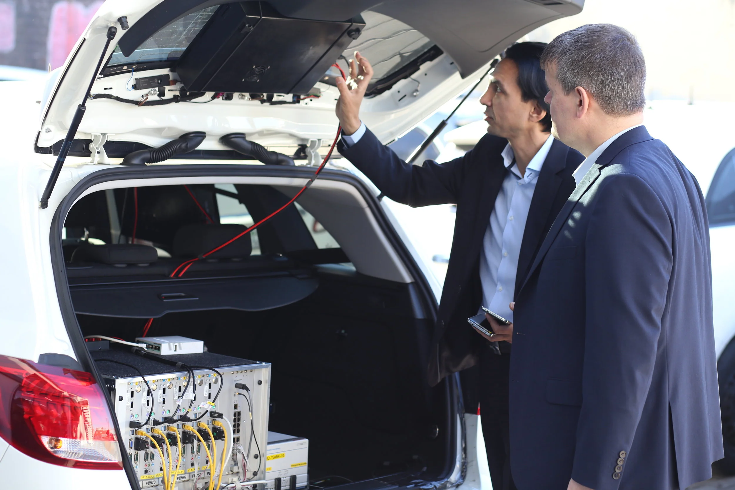 Hakan Ekmen, Managing Director of P3 commu nications GmbH and Bernd theiss, Head of connect’s test lab, inspect the testing equipment. 