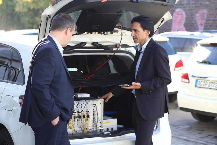 Professional and critical: Bernd Theiss, head of test and technology at connect (on the left), and Hakan Ekmen, managing director of P3 communications (on the right). 