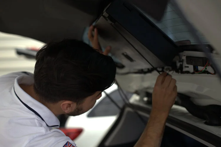 Three boxes were mounted into the back and side windows of each measuring car in order to support twelve smartphones per car.
