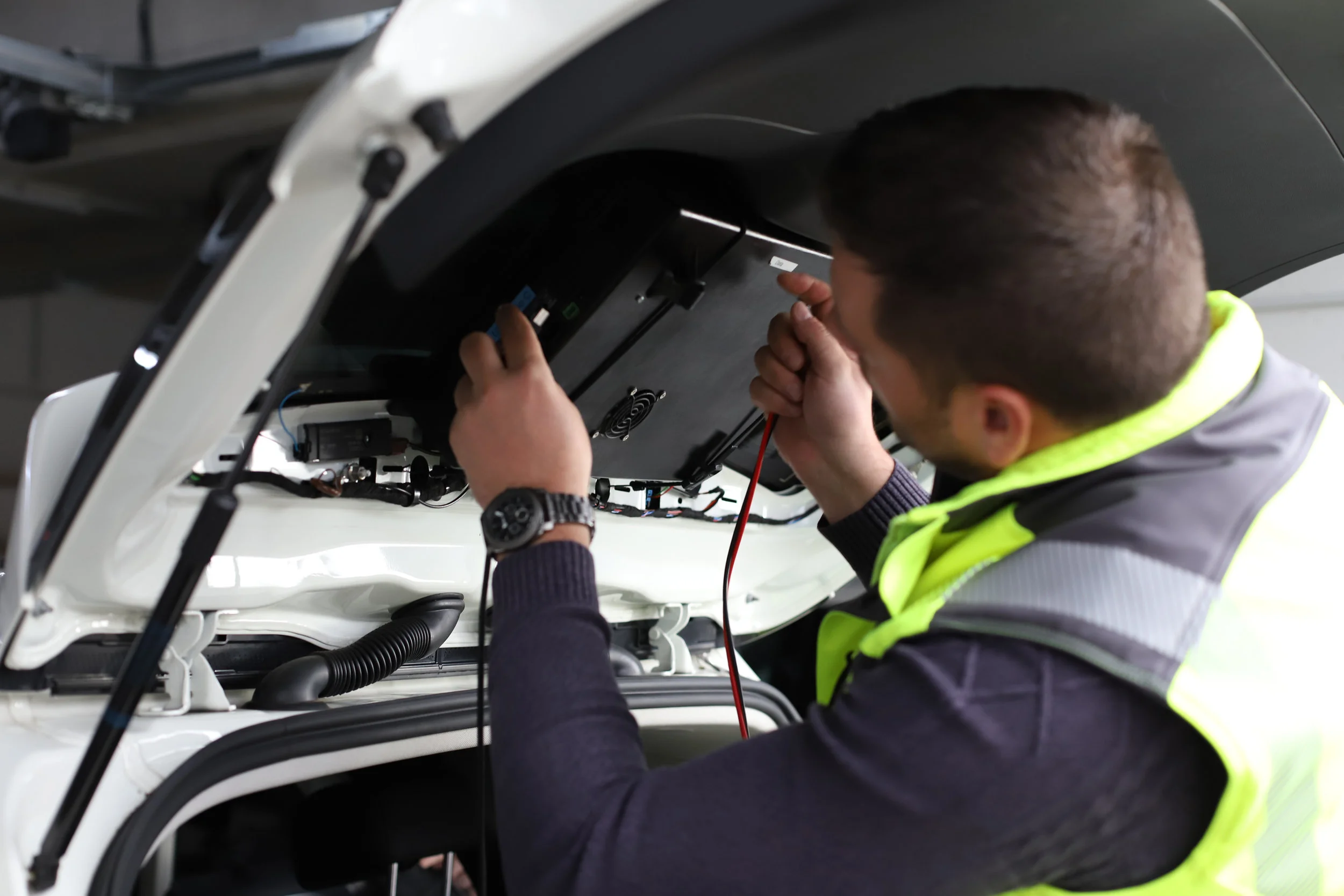 Two boxes were mounted into the rear and side windows of each measurement car in order to support eight smartphones per car.