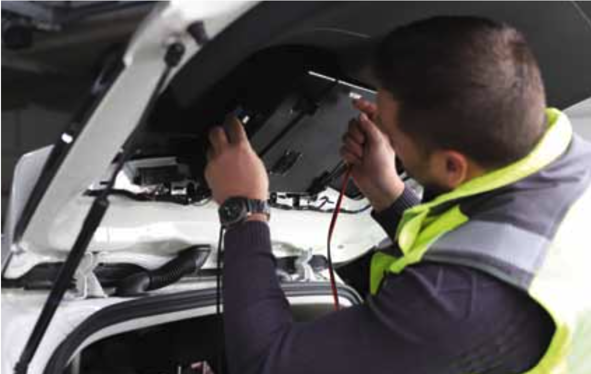 Boxes were mounted into the rear and side windows of each measurement car supporting the smartphones used for the drivetests.