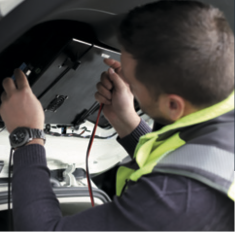 Two boxes were mounted into the rear and side windows of each measurement car in order to support eight smartphones per car.