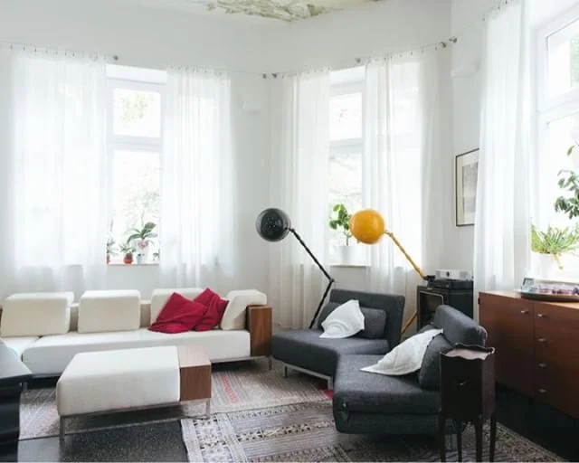 Who is not crazily in love with the special interior design of this loft? We have it for sale at Zionskirchplatz in Berlin-Mitte! 😍⠀⠀⠀⠀⠀⠀⠀⠀⠀
This cozy corner is just a little part of a big flexible room, which can be used as a living room, an office