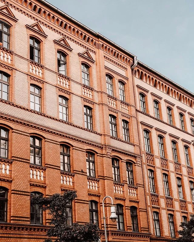 Berlin is full of this wonderfull &quot;Altbau&quot; buildings, we really love! 🥰I can't imagine anyone not falling in love with this amazing charme. 😍 We have a lot of &quot;Altbau&quot; properties for sale, but what is the difference between the 