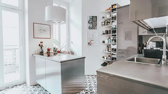 &quot;When designing a kitchen, always keep in mind the social aspect.&quot; -Michael Mina⠀⠀⠀⠀⠀⠀⠀⠀⠀
So many things happen in the kitchen. 🤗 It can be such a personal room designed by yourself, for yourself. I love the modern and cozy kitchen design 