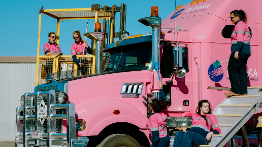 Vice: Foto's van vrouwen die in roze trucks door de Australische outback scheuren 04.05.2018