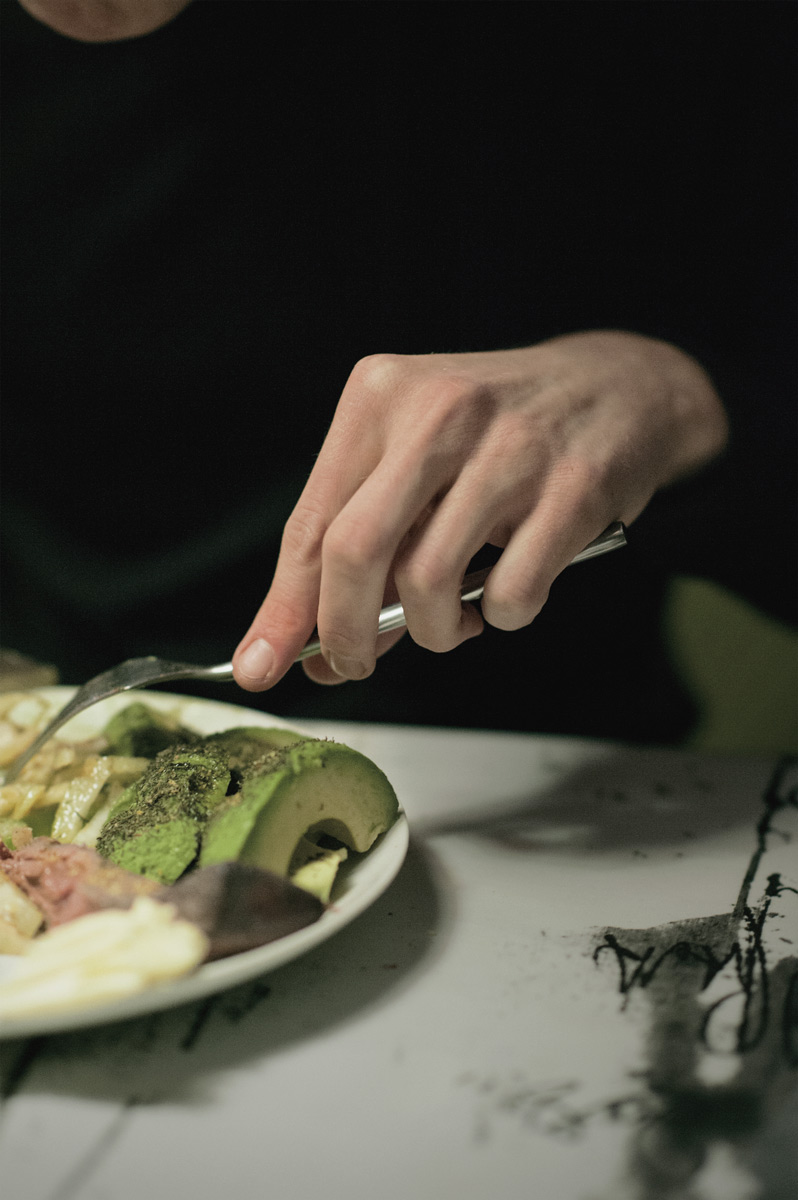  Aproxemetly 7.500 danish men suffer from eating disorders. Doing a year Thomas Hemming Larsen went from having completely normal eating habits to be diagnosed with two eating disorders, anorexia and orthorexia.&nbsp; 