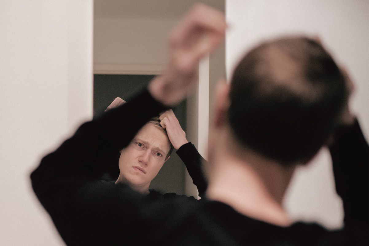  Aproxemetly 7.500 danish men suffer from eating disorders. Doing a year Thomas Hemming Larsen went from having completely normal eating habits to be diagnosed with two eating disorders, anorexia and orthorexia.&nbsp; 
