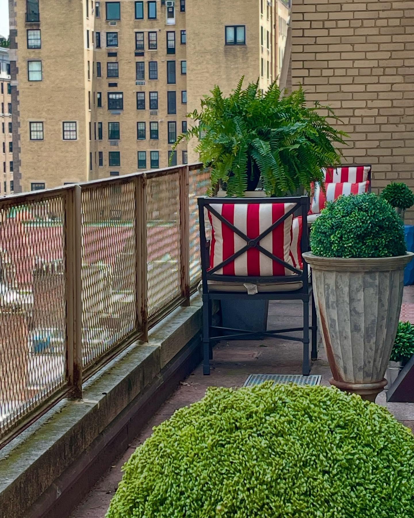 The Red Jacket Strikes Again.
Coming soon, this unique turn key 1.5 bedroom, 1.5 bath residence with a 32 foot long terrace. Located across the street from the magnificent Frick Museum and Central Park. Wrapped in lovely greenery and outdoor space. S