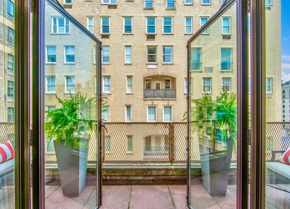 The Red Jacket Strikes Again.
Opening the doors to a brand new week and a brand new listing. 3 East 71st Street.
A unique turn key 1.5 bedroom, 1.5 bath residence with a 32 foot long terrace. Located across the street from the magnificent Frick Museu