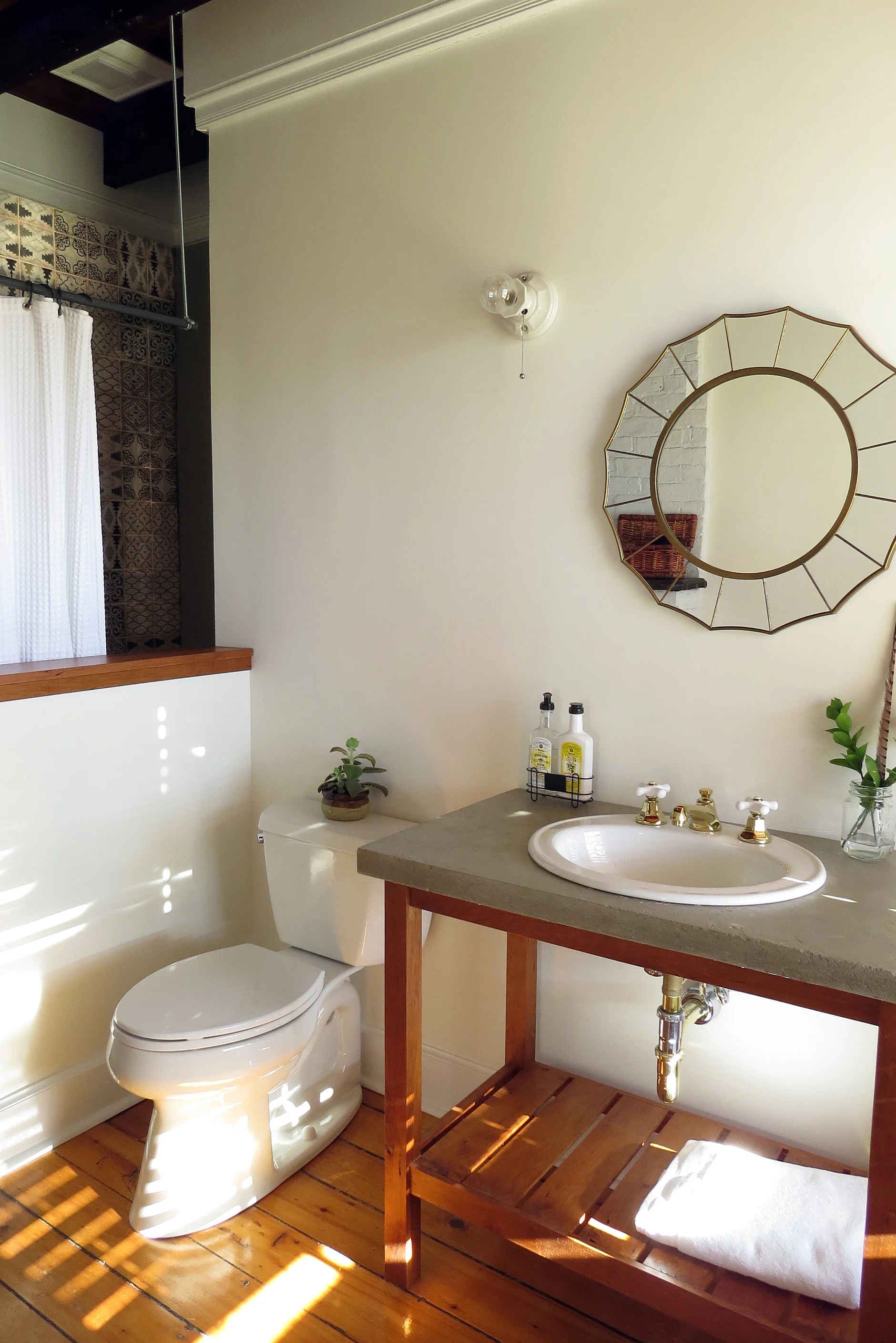 Guest Room 1 Bath - Full.jpg
