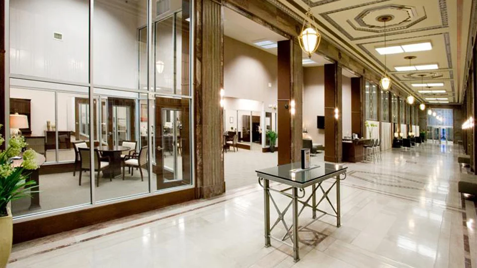 C APITALMARK DOWNTOWN KNOXVILLE The location of CapitalMark Bank’s downtown office in what once was the main lobby of a 1930’s Art Deco post office, gave MHM an opportunity to create a sleek, open office space for this executive focused retail bank.