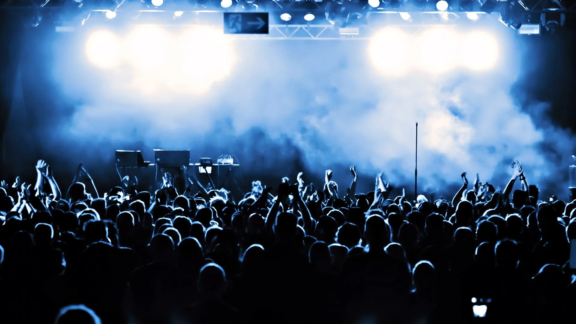 concerto-smoke-stage-public-applause-dark-crowd.jpg
