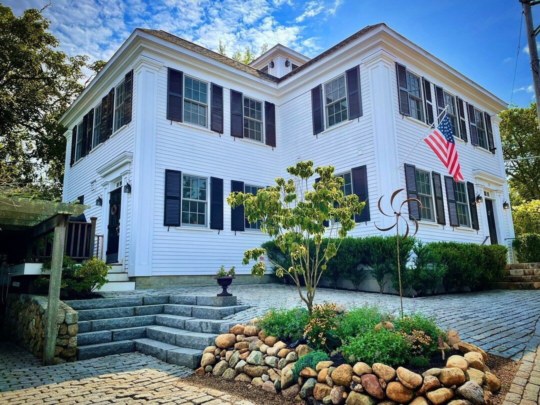 Looking for a getaway that will take your breath away? Look no further than the Captain Spring House!⚓It's a stunning vacation rental home on Martha's Vineyard with all your desired amenities. This spacious and elegant property features four bedrooms