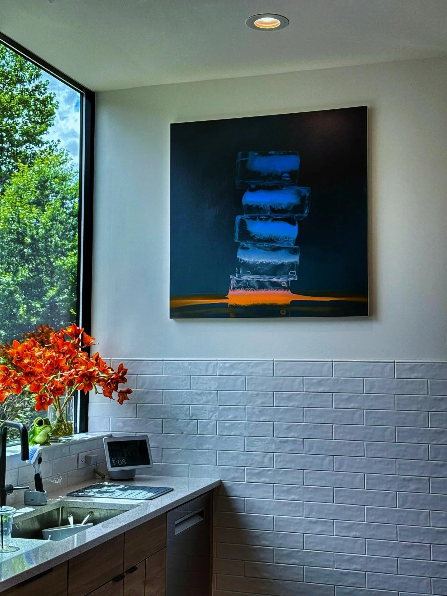 And just like that, this hyper realist oil painting on canvas by @kevinpalme of stacked ice cubes installed near the kitchen windowsill of a Brookhaven home creates a moment of reflection and resonance #artinstallation #brookhaven @kailinart 🧊🔨🎨