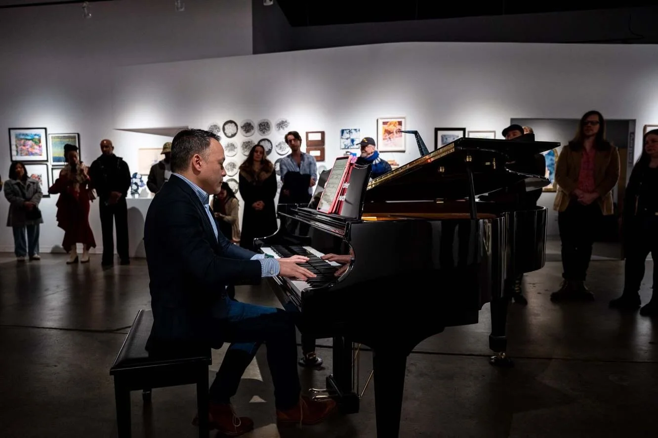 When the inspiration hits @kailinart #pianist #gallerist 🎶🎨🙏. 📸 @visualsage @valentin_sivyakov