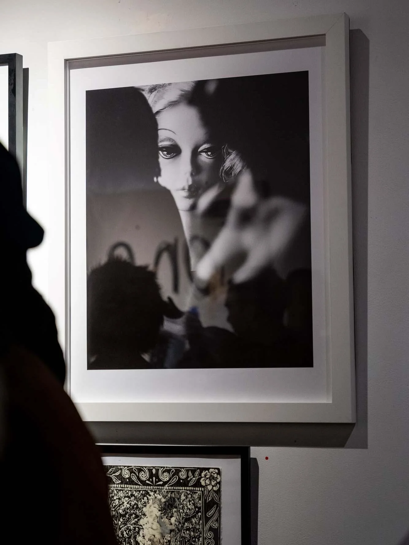 People looking at art @kailinart 💖