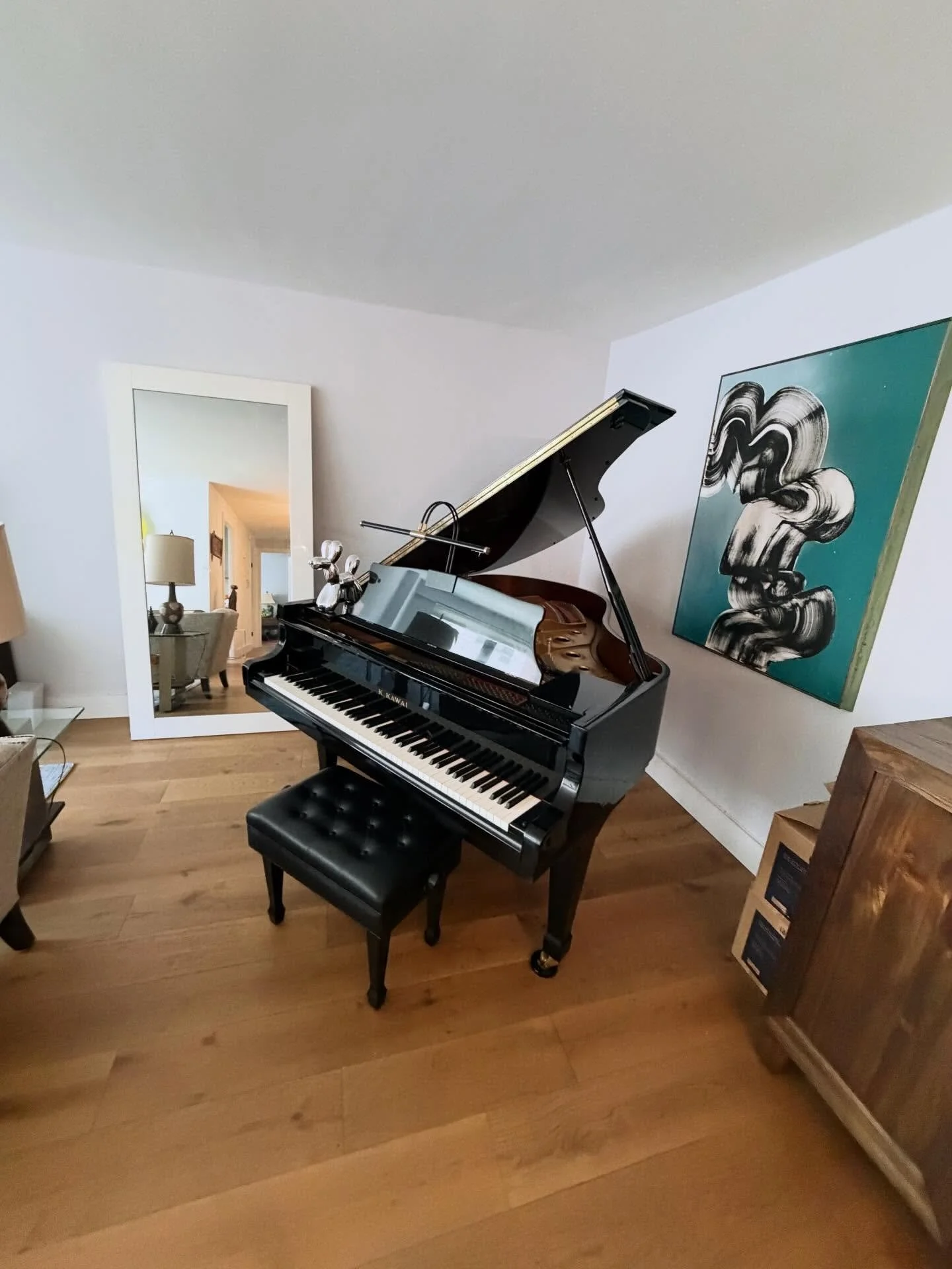 And curated above a #piano a @daisyanne.art artwork has found its home in #newyorkcity #artinstallations @kailinart 🎹🎨🔨