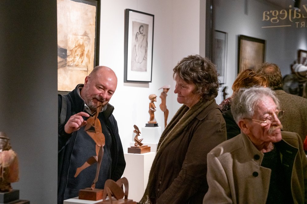 Visiteurs à l'exposition Face à face de Johan Baudart