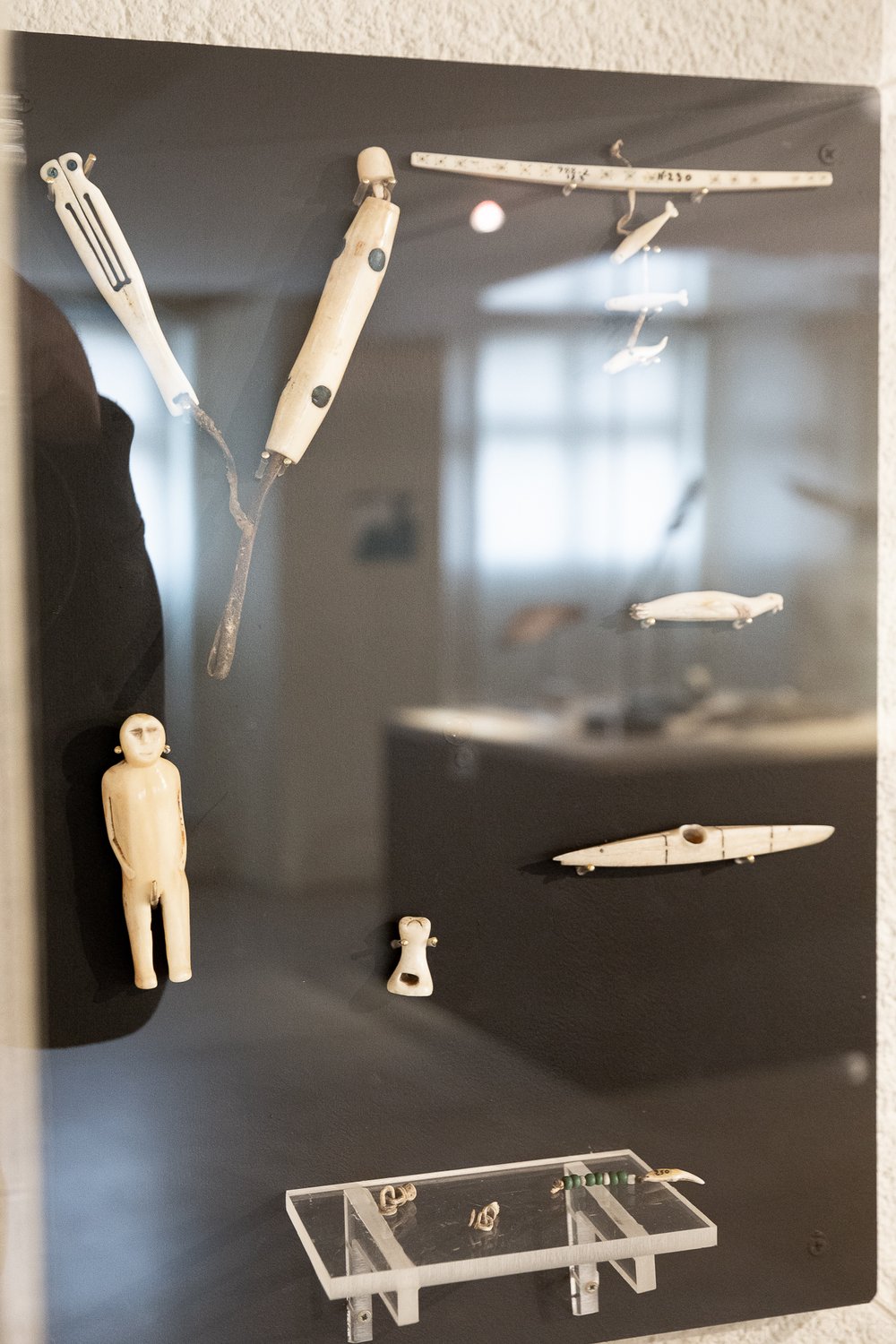 Miniatures Inuit en ivoire de morse