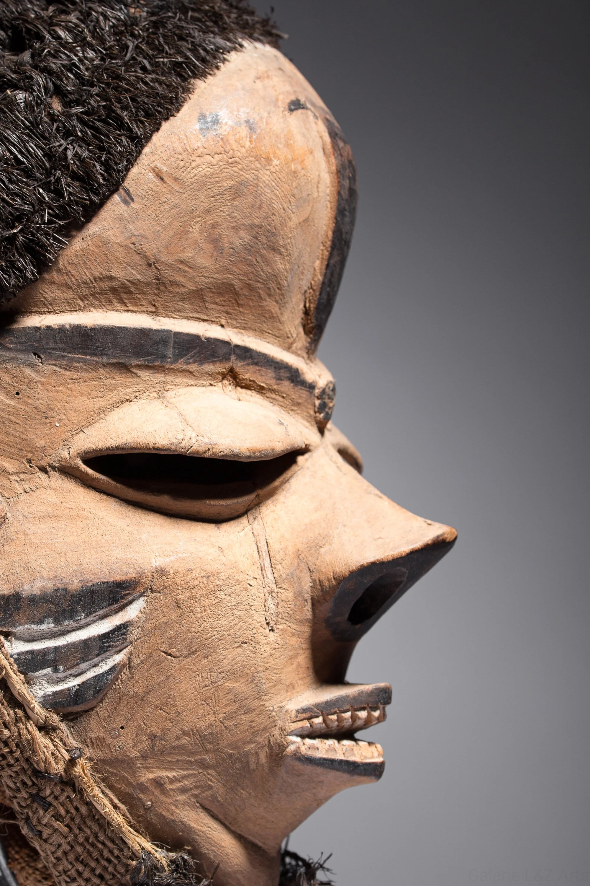 Design art tribal africain d'un masque Pende