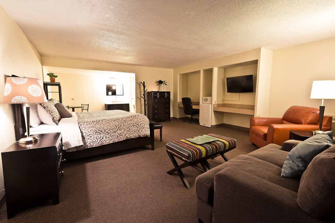 garden hotel south beloit guest rooms 007LR.jpg