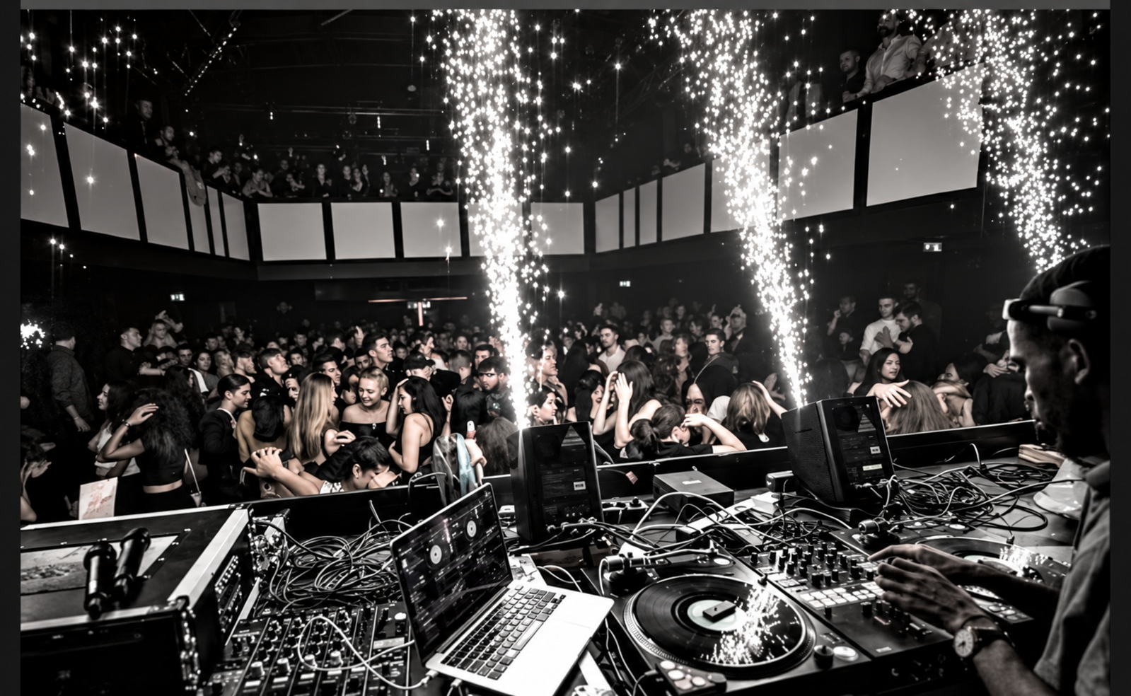 Concert monochrome, sparks et foule dansante.png
