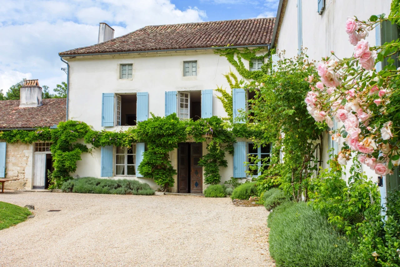 1Bardouly-Chateau-side-view-w-flowers-326k.jpg