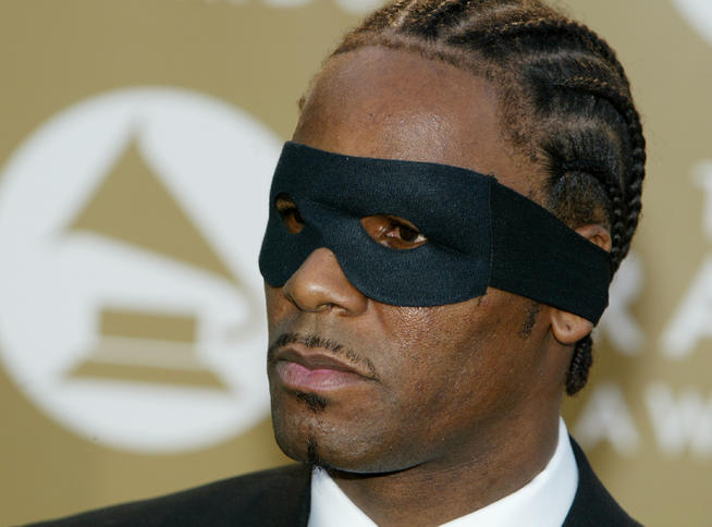 R. Kelly in his creepy mask and even creepier lining. Seriously, where they do that at? (Google.com)