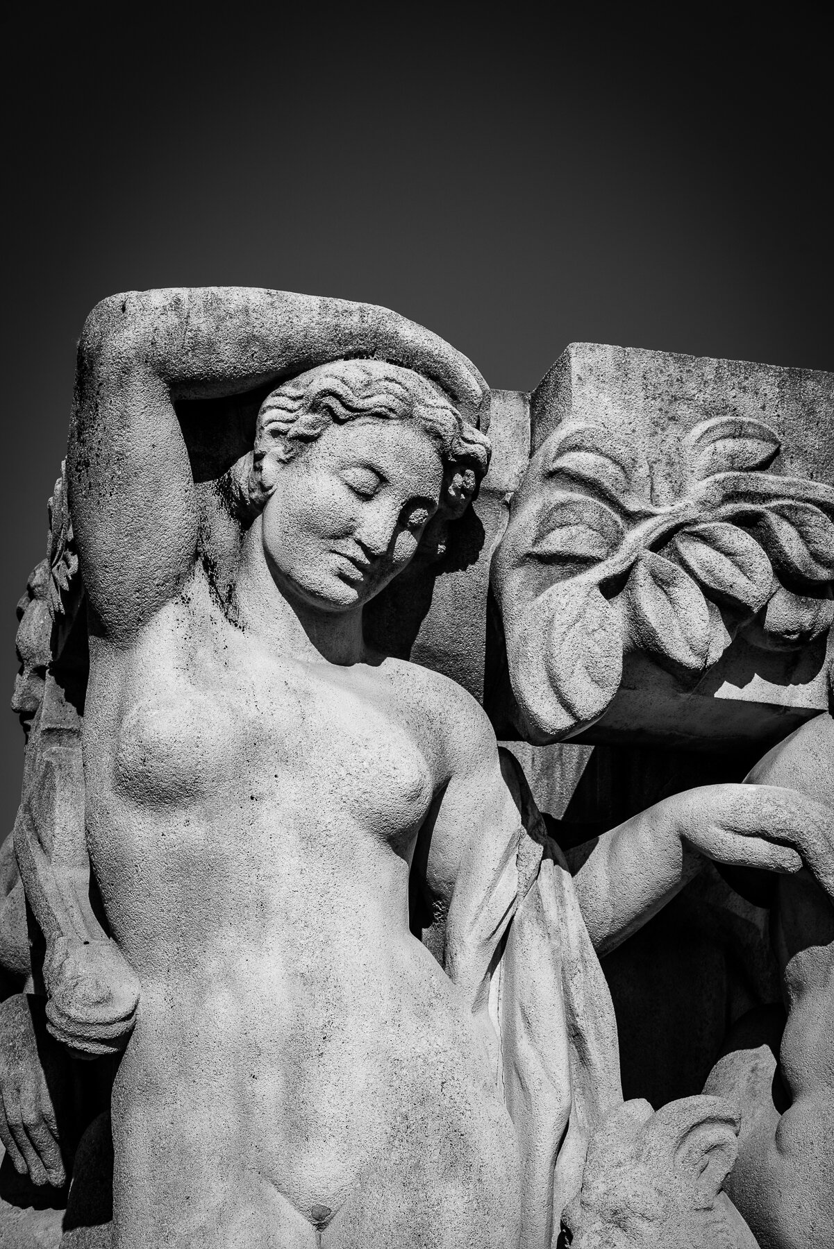 Paris - Eiffel Statues.jpg