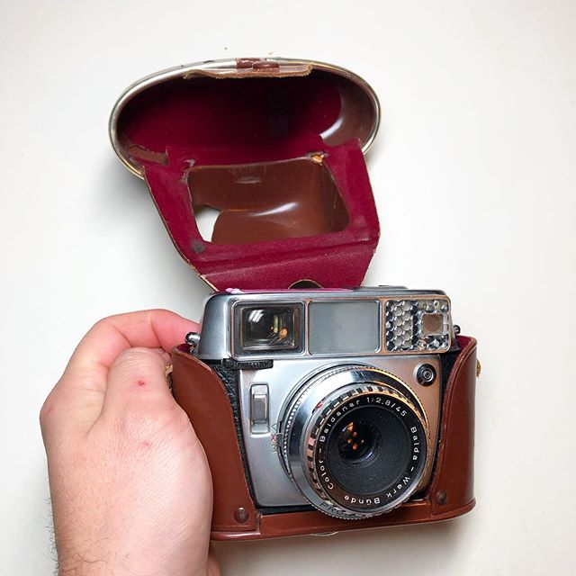A very very cool and different 1960s 35mm. Works perfectly, swipe to see how it works.
